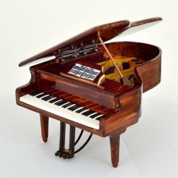 Mini pianoforte a coda marrone